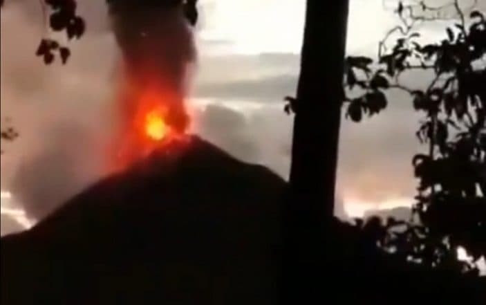 Fear of Second Tsunami in Java and Sumatra as Indonesian Volcano Anak Krakatau continues to Rumble Fear of Second Tsunami in Java and Sumatra as Indonesian Volcano Anak Krakatau continues to Rumble