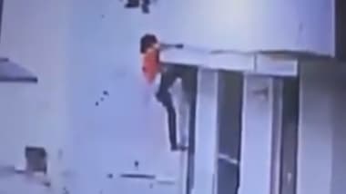 Teen Girl Scales 14-Feet Wall in Just 1 Minute and 16 Seconds to Escape From UP Shelter Home; Watch Video