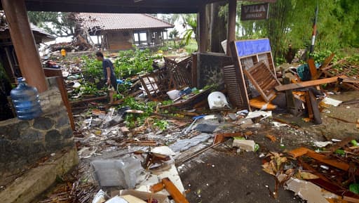 Tsunami in Indonesia Kills 281 People, Injures 843; Govt Alerts Agencies as More Waves Likely Soon Tsunami in Indonesia Kills 281 People, Injures 843; Govt Alerts Agencies as More Waves Likely Soon