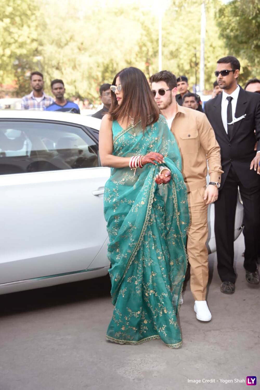 Priyanka Chopra Looks Beautiful in First Pics as Newly-Married Woman With  Husband Nick Jonas By Her Side