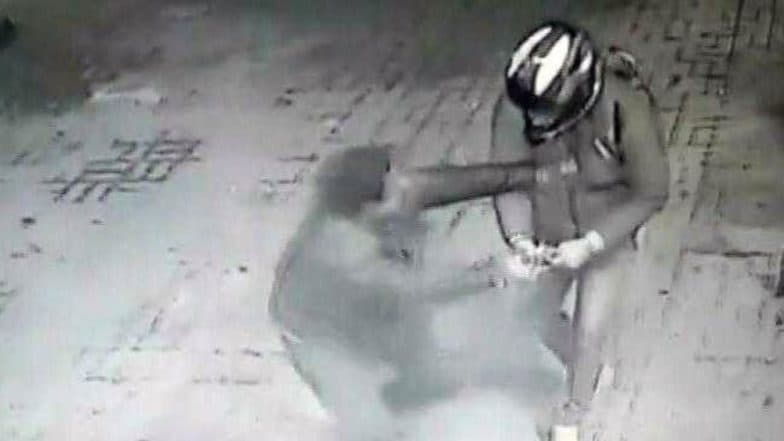 Delhi: Student Snatches Pistol From Thief at Petrol Pump, Saves Self From Being Robbed Delhi: Student Snatches Pistol From Thief at Petrol Pump, Saves Self From Being Robbed