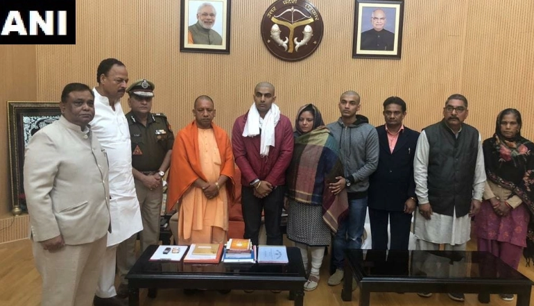 Bulandshahr Violence: Yogi Adityanath Meets Slain Inspector Subodh Kumar Singh’s Family in Lucknow, Assures Strict Action Against Culprits