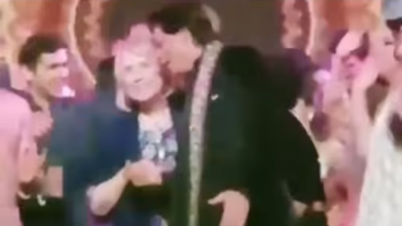 Isha Ambani-Anand Piramal Wedding: Hillary Clinton with Shah Rukh Khan Grooves to Bollywood Numbers, Watch Video!