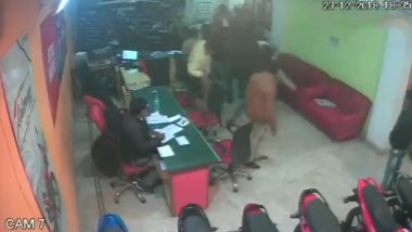 Delhi Man Injured After Being Thrashed by Mob in Motorcycle Showroom in Sangam Vihar; Watch Video