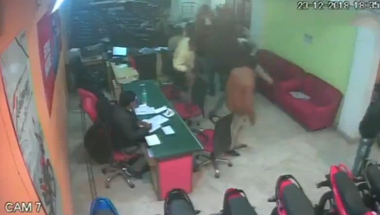 Delhi Man Injured After Being Thrashed by Mob in Motorcycle Showroom in Sangam Vihar; Watch Video Delhi Man Injured After Being Thrashed by Mob in Motorcycle Showroom in Sangam Vihar; Watch Video