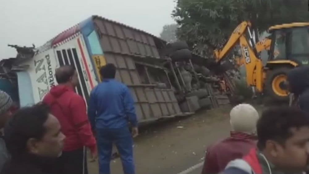 Uttar Pradesh: Bus Carrying Migrant Labourers Overturns in Prayagraj, 15 Injured Uttar Pradesh: Bus Carrying Migrant Labourers Overturns in Prayagraj, 15 Injured