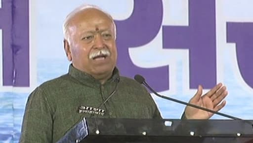 Car in RSS Chief Mohan Bhagwat’s Convoy Overturns in Bid to Save Cow, One Injured Car in RSS Chief Mohan Bhagwat’s Convoy Overturns in Bid to Save Cow, One Injured