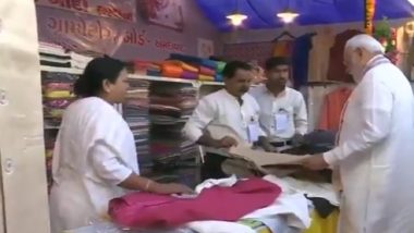 Amdavad Shopping Festival 2019: PM Modi Buys Khadi Jacket From Govt Stall in Ahmedabad Using RuPay Card, Watch Video