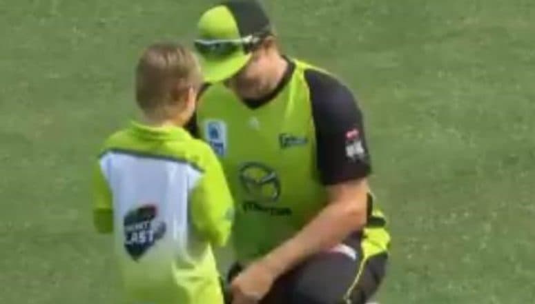 Shane Watson Signs a Cap for Son Will During Big Bash League 2018-19; CSK Posts an Emotional Tweet for Father-Son Duo! (Watch Video) Shane Watson Signs a Cap for Son Will During Big Bash League 2018-19; CSK Posts an Emotional Tweet for Father-Son Duo! (Watch Video)