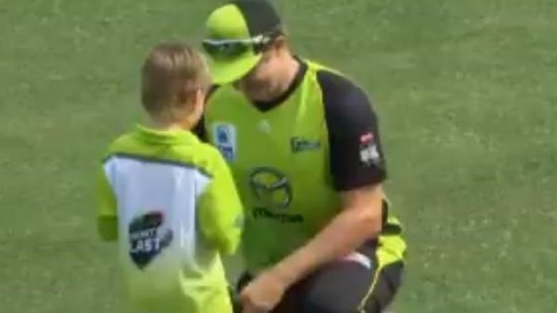 Shane Watson Signs a Cap for Son Will During Big Bash League 2018-19; CSK Posts an Emotional Tweet for Father-Son Duo! (Watch Video)