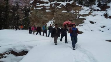 Himachal Pradesh Snowfall: Locals Carry 70-Year-Old on Palanquin to Hospital