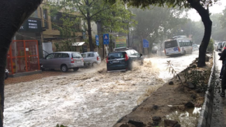 Delhi: Waterlogging Due to Heavy Rain Leads to Traffic Congestion in the National Capital