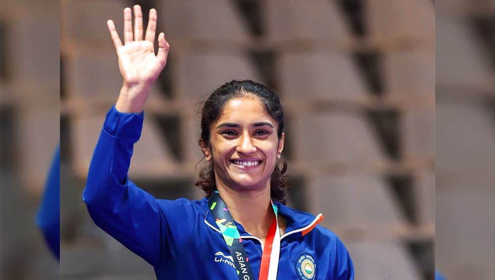 Vinesh Phogat Qualifies For Tokyo Olympics 2020: Sister and Wrestler Babita Phogat Posts a Congratulatory Video Vinesh Phogat Qualifies For Tokyo Olympics 2020: Sister and Wrestler Babita Phogat Posts a Congratulatory Video