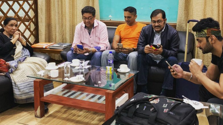 Asha Bhosle’s Sarcastic Tweet Thanking Alexander Graham Bell Is a Reality Check on How Badly Mobile Phones Are Affecting Us (View Pic)
