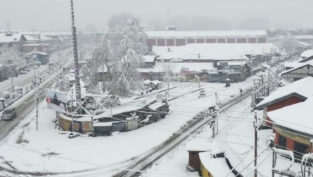 Jammu and Kashmir Weather Forecast: Heavy Snowfall to Disrupt Air, Surface Traffic Jammu and Kashmir Weather Forecast: Heavy Snowfall to Disrupt Air, Surface Traffic