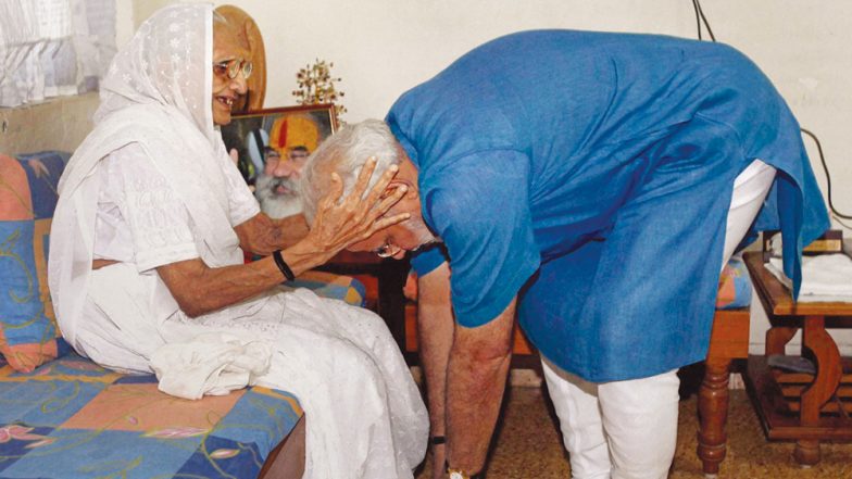 PM Narendra Modi's Mother Heeraben Clangs Utensils During Janata Curfew To Thank Warriors on Frontline Amid Coronavirus Crisis; Watch Video