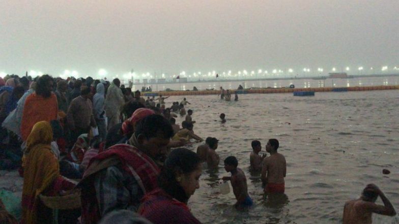 Makar Sankranti 2019: Devotees Across the Nation Take Early Morning Holy Dip in River Ganga Marking the Harvest Festival (View Pics)