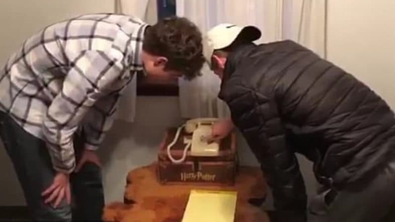 American Teenagers' Hilarious Failed Attempt at Using Rotary Dial Phone Goes Viral (Watch Video) American Teenagers' Hilarious Failed Attempt at Using Rotary Dial Phone Goes Viral (Watch Video)