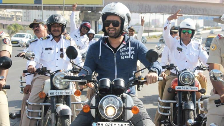 Why Is Maniesh Paul Riding With The Policemen at Bandra Reclamation? View Pics! Why Is Maniesh Paul Riding With The Policemen at Bandra Reclamation? View Pics!