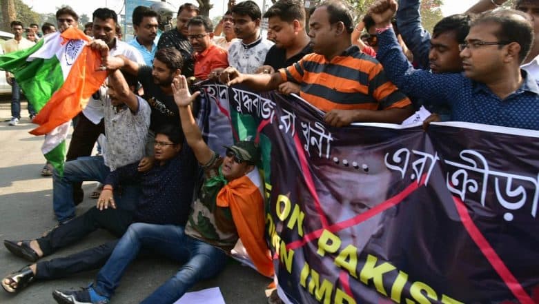 Pulwama Attack Fallout: BJP Youth Activists Held for Trying to Forcibly Enter Eden Garden, Demand to Remove Pictures of Imran Khan Pulwama Attack Fallout: BJP Youth Activists Held for Trying to Forcibly Enter Eden Garden, Demand to Remove Pictures of Imran Khan