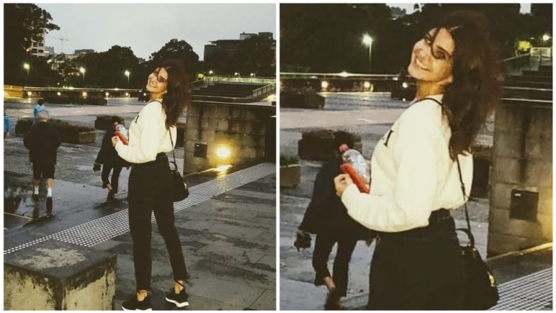 Anushka Sharma is All Smiles As She Poses For Husband Virat Kohli! (View Pic)