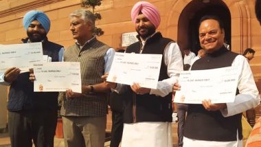 Lok Sabha Elections 2019: Cheques of Rs 15 Lakh of 'Feku Bank' Distributed by Congress Leaders Outside Parliament