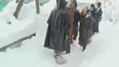 Jammu And Kashmir Witnesses Heavy Snowfall; Police Evacuated 22 Families from Ganderbal, Jawahar Tunnel Blocked