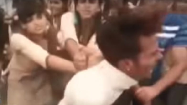 School Girls Beat up Eve Teaser Who Tried to Molest Their Friend in Jodhpur; Video Goes Viral