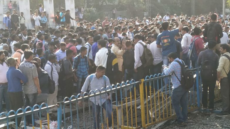 Mumbai: Protestors Block Rail Tracks at Nalasopara Against Pulwama Attacks, Shiv Sena Calls For Bandh in Vasai-Virar Area Today