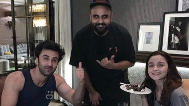 Ranbir Kapoor and Alia Bhatt Celebrate Valentine's Day With a Yummy Chocolate Cake and We are Getting The Sugar Rush! - See Pic