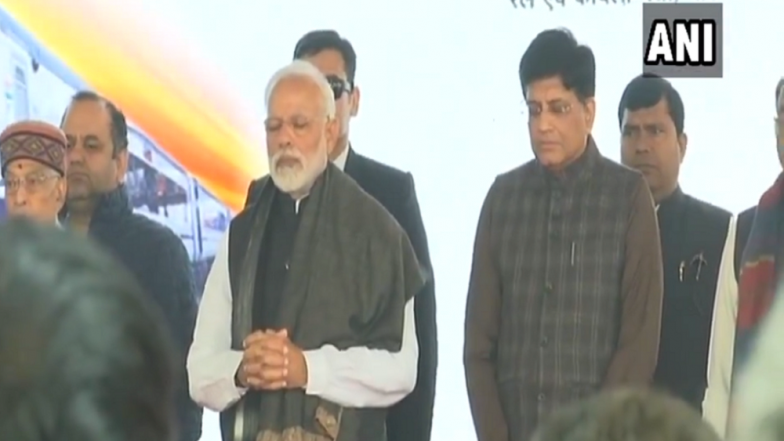 Pulwama Attack: Prime Minister Narendra Modi Pays Tribute to 40 CRPF Personnel Killed in Suicide Car Bombing, Watch Video