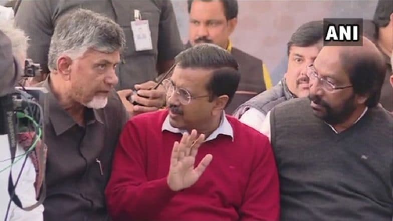 Arvind Kejriwal Compares Narendra Modi With Imran Khan, Says He Behaves Like Pakistan PM to Subvert Federal Structure Arvind Kejriwal Compares Narendra Modi With Imran Khan, Says He Behaves Like Pakistan PM to Subvert Federal Structure