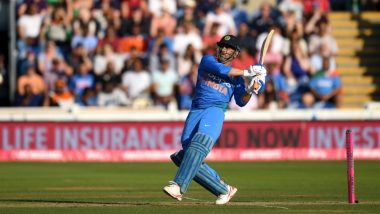 MS Dhoni Carefully Handles Tricolor! The Patriotic Gesture During India vs New Zealand 3rd T20I 2019 Impresses Netizens (Watch Video)