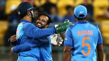MS Dhoni Advice to Kedar Jadhav in Marathi During IND vs NZ 2019 5th ODI Leaves him Stunned (Watch Video)