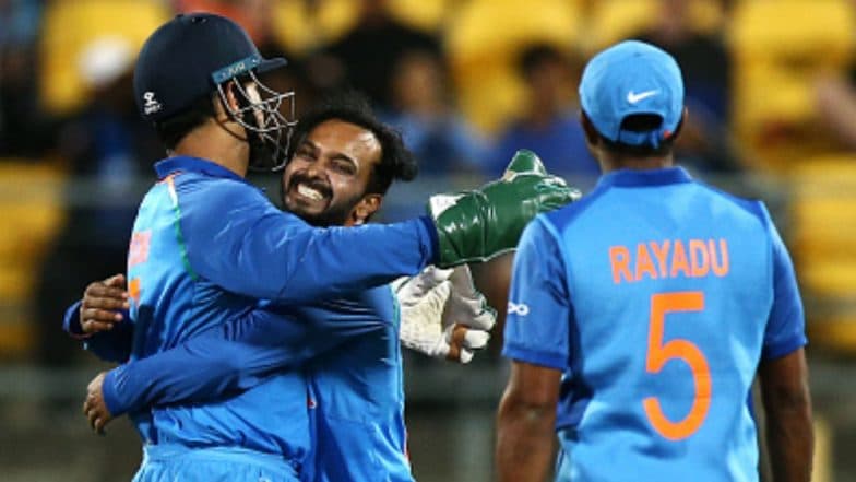 MS Dhoni Advice to Kedar Jadhav in Marathi During IND vs NZ 2019 5th ODI Leaves him Stunned (Watch Video) MS Dhoni Advice to Kedar Jadhav in Marathi During IND vs NZ 2019 5th ODI Leaves him Stunned (Watch Video)