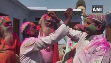 Holi 2019: Ayodhya Case Litigants Mohammad Iqbal Ansari, Mahant Dharamdas Play Holi in Temple Town