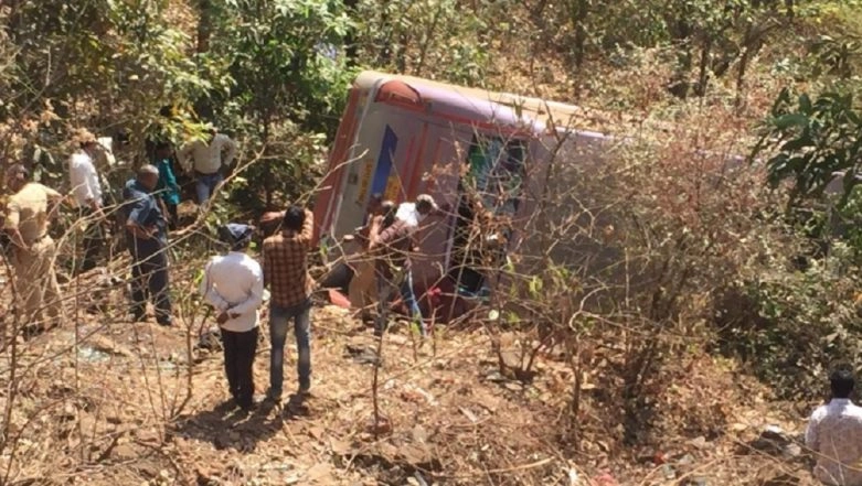Jharkhand Accident: Bus Carrying Migrant Workers Turns Turtle in Ranchi's Sikidiri Ghati