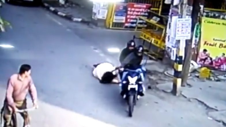 Delhi Shocker: Woman Dragged by Robbers as She Attempts to Save Purse in Janakpuri on International Women’s Day; Watch Video