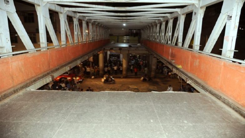 Foot Over Bridge in Mumbai Outside CSMT Railway Station Collapses: 5 Dead, 36 Injured; Mumbai Police to Register Case