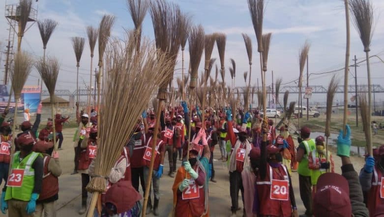 Kumbh Mela 2019: 10,000 Sanitation Workers Set Guinness World Record by Gathering for 3-Minute Cleaning Drive Kumbh Mela 2019: 10,000 Sanitation Workers Set Guinness World Record by Gathering for 3-Minute Cleaning Drive