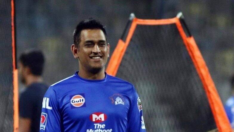 Crowd Chants Dhoni, Dhoni As Chennai Super Kings Team Arrives in Jaipur Ahead of RR vs CSK IPL 2019 Match, Watch Video Crowd Chants Dhoni, Dhoni As Chennai Super Kings Team Arrives in Jaipur Ahead of RR vs CSK IPL 2019 Match, Watch Video