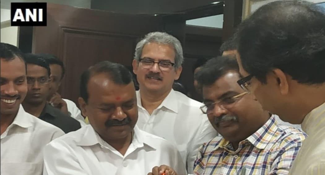 Shiv Sena MP Rajendra Gavit’s Car Runs Over Spotted Deer in Mumbai’s Sanjay Gandhi National Park Shiv Sena MP Rajendra Gavit’s Car Runs Over Spotted Deer in Mumbai’s Sanjay Gandhi National Park
