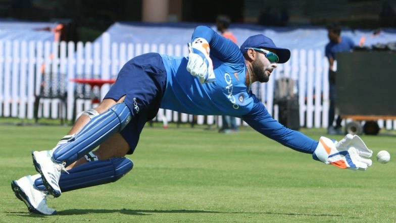 Rishabh Pant Meets Fans in Chennai Ahead of CSK vs DC, IPL 2019 Tie (Watch Video)