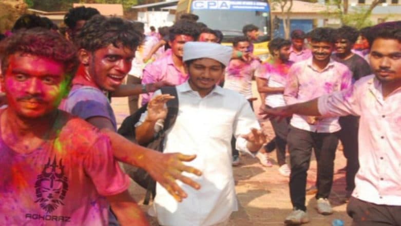 Picture of Kerala Students Make Way for Muslim Friend so He Could Go to the Mosque on Holi Goes Viral, Twitter Flooded With Reactions (View Pic) Picture of Kerala Students Make Way for Muslim Friend so He Could Go to the Mosque on Holi Goes Viral, Twitter Flooded With Reactions (View Pic)