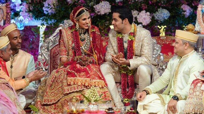 Shloka Mehta Enters The Wedding Mandap Like A Queen; Nita Ambani and Mukesh Ambani Walk Akash To The Stage - Watch Videos Shloka Mehta Enters The Wedding Mandap Like A Queen; Nita Ambani and Mukesh Ambani Walk Akash To The Stage - Watch Videos