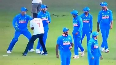 MS Dhoni Chased by a Pitch Invader During India vs Australia 2019; Aakash Chopra Questions Security (Watch Video)