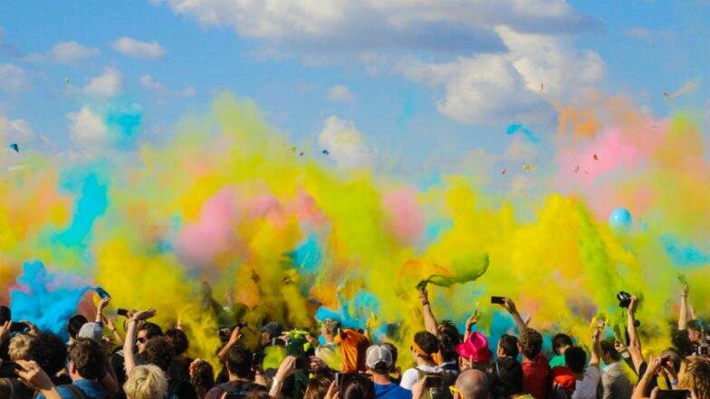 Happy Holi 2019 Gift Ideas: 5 Unique Presents to Give Your Loved Ones This Festival of Colours Happy Holi 2019 Gift Ideas: 5 Unique Presents to Give Your Loved Ones This Festival of Colours