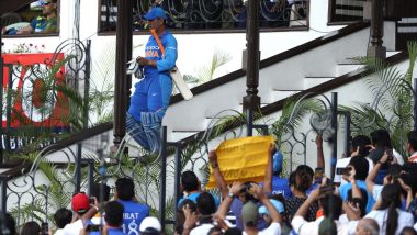 MS Dhoni Reaches Ranchi for India vs Australia, 3rd ODI 2019; Crowd Gives a Roaring Welcome to the Local Boy (Watch Video)