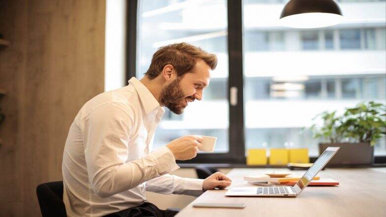 How to Avoid Neck Pain at Work: Easy Tips to Prevent Sprains and Aches How to Avoid Neck Pain at Work: Easy Tips to Prevent Sprains and Aches