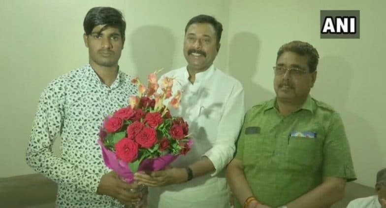 BJP Felicitates Youth Who Rebutted Digvijay Singh's '15 Lakh' Jibe With 'Surgical Strikes' Counter in Public BJP Felicitates Youth Who Rebutted Digvijay Singh's '15 Lakh' Jibe With 'Surgical Strikes' Counter in Public